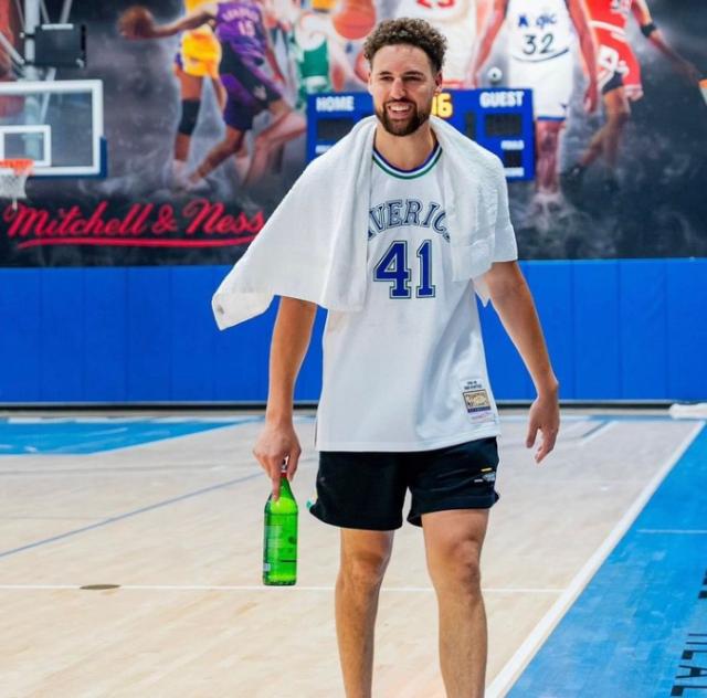 英超联赛买球站-汤神右小腿为何小一圈？和欧文合提前合练找默契